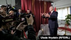 Ілюстрацыйнае фота. Аляксандар Лукашэнка на выбарчым участку падчас парлямэнцкіх выбараў 2019 году
