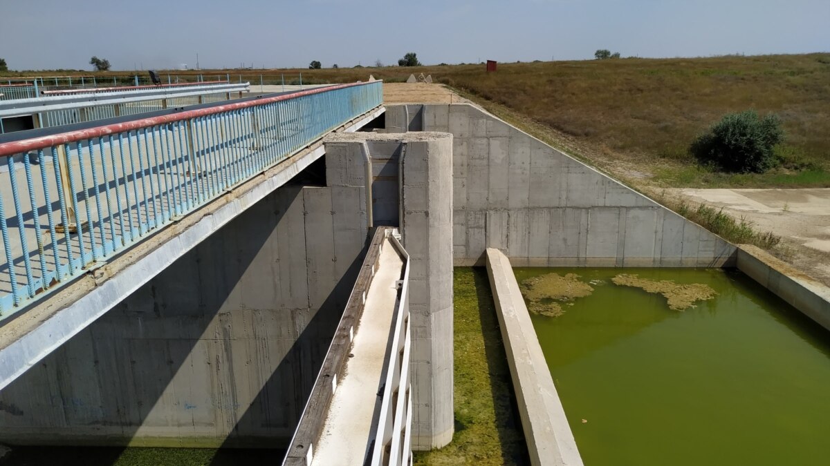 Херсонская область вода. Крым Северо Крымский канал дамба. Дамба Северо-Крымского канала. Северной Крымский канал дамба. Дамба в Херсонской области около Северо-Крымский канал.