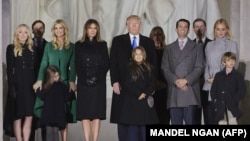 Дональд Трамп отбасы мүшелерімен бірге Вашингтондағы Линкольн мемориалында. Вашингтон, 19 қаңтар 2017 жыл.