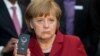 Ангела Мэркель трымае з руках мабільны тэлефон