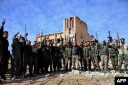 Бойцы армии Башара Асада празднуют захват маленького города