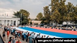 Российский флаг в центре Севастополя