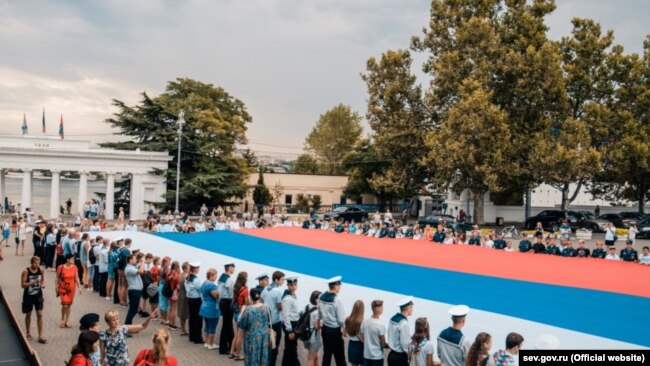 Российский флаг в центре Севастополя