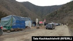 Палаточный лагерь протестующих против строительства Намахванской ГЭС в Рионском ущелье