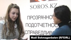 На вручении приза за лучшее эссе о мирных собраниях, митингах и шествиях. Алматы, 27 января 2011 года