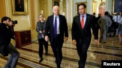 Senatorii republicani John McCain și Marco Rubio în 2016