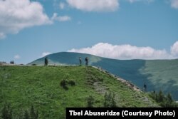 თავად დაინახეთ მასშტაბები - ადამიანებისა და მთების. ამ ერთ პატარა გორაკზე მდგარი ადამიანები და ფონად ვეებერთელა გორები.