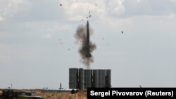 Противовоздушная российская система S-300 запускает ракету во время военных учений возле Астрахани. 19 июня 2019 год. 