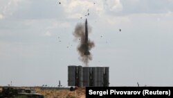 За даними місцевої влади, по Мирнограду російські війська випустили три ракети С-300. На фото — система С-300