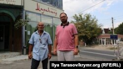 Микола Полозов (праворуч) і син Веджіє Кашка Ібрам біля кафе, де затримували активістів