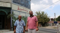 Адвокат Николай Полозов вместе с Ибрамом Кашка, возле кафе Марканд, где в ноябре прошлого года задерживали Веджие Кашка и группу крымскотатарских активистов
