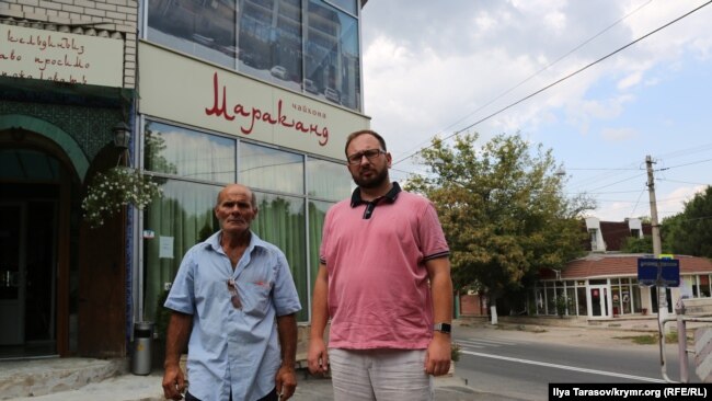 Адвокат Николай Полозов вместе с Ибрамом Кашка, возле кафе Марканд, где в ноябре прошлого года задерживали Веджие Кашка и группу крымскотатарских активистов