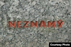 Надпись "Неизвестный" на могиле солдата РОА на кладбище Малвазинки в пражском районе Смихов