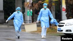 Չինաստան - Բուժաշխատողներ Ձինյինտանի հիվանդանոցում, որտեղ բուժում են ստանում նոր վիրուսով վարակվածները, հունվար, 2020թ.