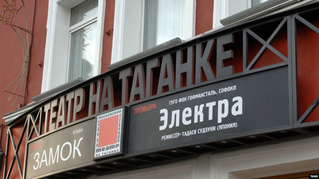Стоящий член в штанах