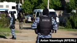 Так проходят обыски у крымско-татарских активистов в аннексированном Крыму