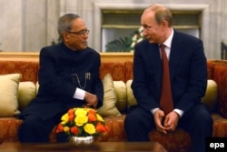 Vladimir Putin primit de omologul său indian Pranab Mukherjee la New Delhi