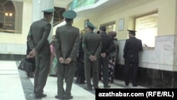 Döwlet edaralarynyň birinde duran harby ofiserler (Illýustrasiýa suraty)