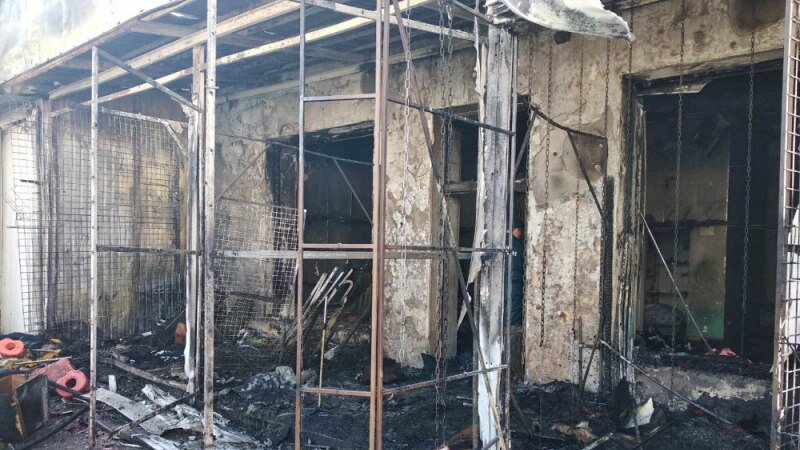Дваесет и девет повредени во пожар во центарот за мигранти во Велика Кладуша