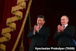Керівники Китаю і Росії Сі Цзіньпін і Володимир Путін у Большому театрі Москви. Червень 2019 року