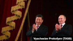 Hszi Csin-ping kínai elnök (b) és Vlagyimir Putyin orosz elnök Moszkvában, 2019. június 5-én