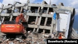 Разрушенное в результате стихийного бедствия здание в районе Палу. Индонезия, 2 октября 2018 года.