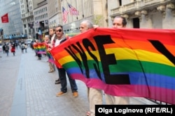 Антигомофобная акция в поддержку прав российских геев в Нью-Йорке