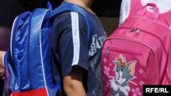 Učenici sa školskim ruksacima, ilustracija