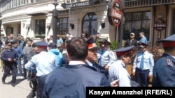 Полиция задерживает пришедших на площадь. Алматы, 21 мая 2016 года
