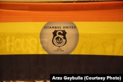 Флаг "объединенного футбольного протеста" - красный цвет Галатасарая, желтый цвет Фенербахче, черный Бешикташа