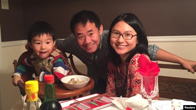 ژیائو وانگ در کنار خانواده‌اش