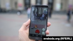 Молодые люди играют в Pokemon Go в Минске
