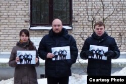 Чергова хвиля: фото зі знімками тих, хто знявся з фото Бяляцького і був оштрафований, Мінськ, 29 січня 2013 року