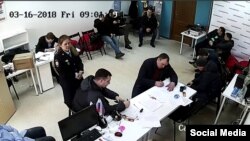 Полиция в Кемеровском штабе Навального (стоп кадр с камеры видеонаблюдения)