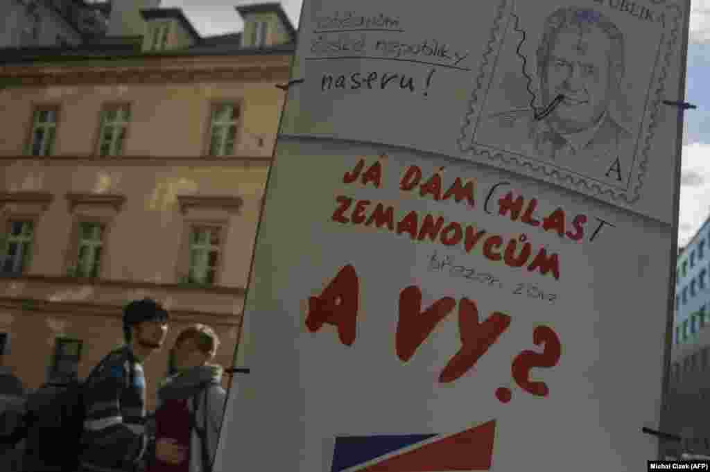 Seçki plakatı: "Mən səsimi Zemanın Vətəndaş Hüququ partiyasına verəcəm, bəs, sən?" Milos Zeman keçmiş Baş naziri Sosial-Demokrat Partiyasının keçmiş rəhbəridir.