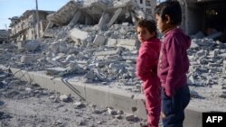 Діти в зруйнованому місті Ель-Баб у Сирії, лютий 2017 року. В цьому році зареєстровано найбільше випадків порушення прав дітей за історію країни
