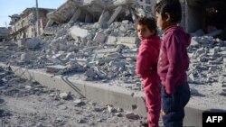 Діти на тлі руйнувань у місті Аль-Баб,Сирія