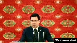 Turkmen President Gurbanguly Berdymukhammedov addresses the Council of Elders.