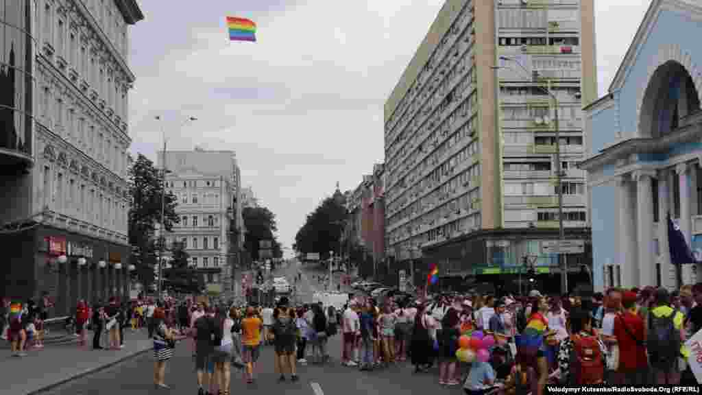 Перед началом шествия в небе над Киевом развернулся радужный флаг &ndash; международный символ ЛГБТ-сообщества