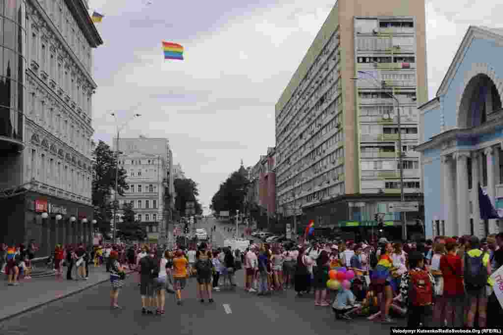 Перед початком ходи у небі над Києвом замайорів веселковий прапор&nbsp;&ndash; міжнародний символ ЛГБТ-спільноти