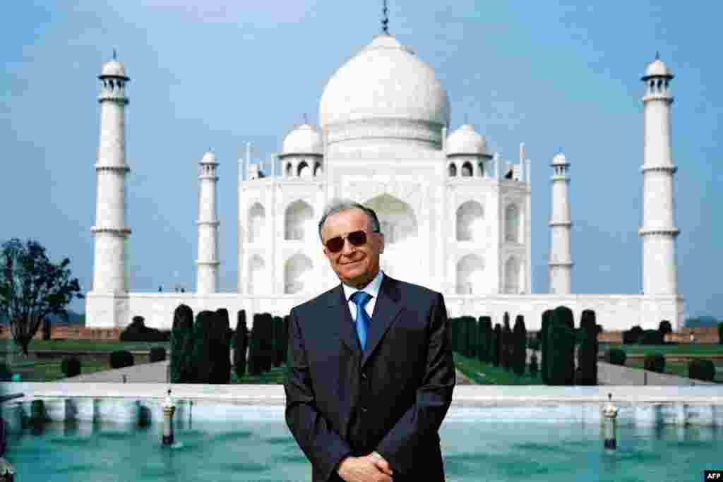 În ultimul an de mandat ca președinte al României, Ion Iliescu a efectuat mai multe vizite oficiale. Pe 1 februarie 2004 a fost în India, unde a vizitat capitala New Delhi, Bangalore și Bombay.