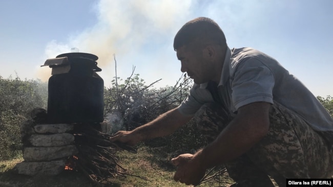 Мужчины кипятит воду для чая к обеду сборщиков хлопка. Туркестанская область, 2 октября 2018 года.