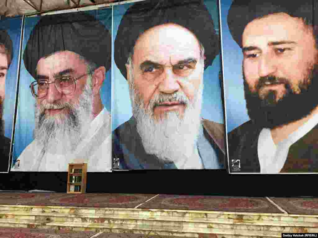 Портреты аятоллы Хомейни и его сыновей в мавзолее