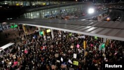 Građani SAD protestuju protiv Trampove odluke na aerodromu "Dž. F. Kenedi"