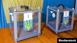 Підкупи виборців, прослуховування та сумнівні донори спотворюють передвиборчу кампанію в Україні, йдеться в статті американської агенції Bloomberg