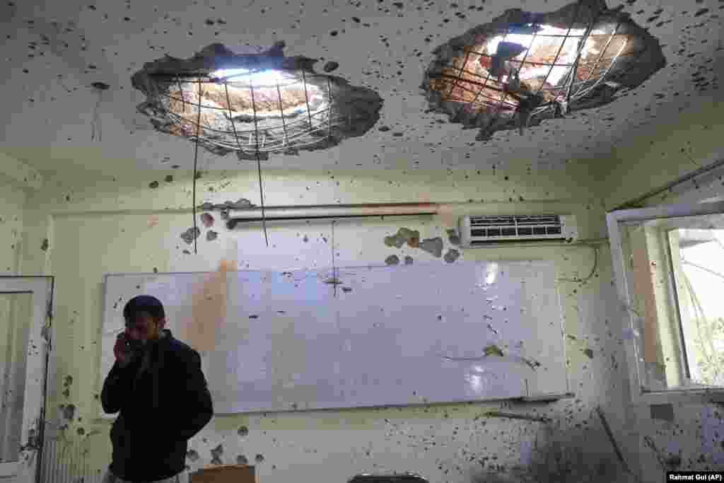 Muškarac telefonira u prostoriji na Univerzitetu u Kabulu oštećenoj metcima u napadu 3. novembra. U napadu naoružanih napadača stradali su i ranjeni mnogi studenti. (AP / Rahmat Gul) &nbsp;