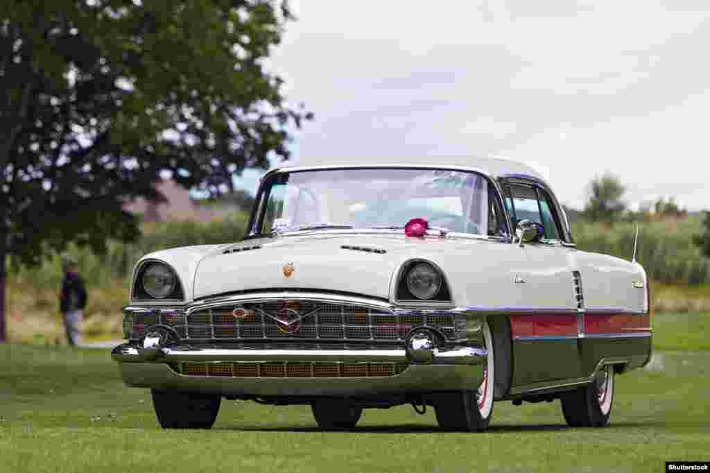 This slab of cool, known as the 1955 Packard Caribbean, had a short-lived production run in the United States. But the design was granted an unexpected second life when In 1959 the Soviets came out with their most prestigious comrade carrier. 