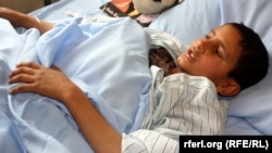 Один из пострадавших при теракте доставлен на лечение в больницу в Кабуле
