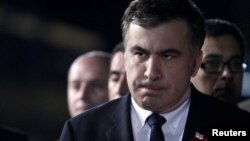 Саакашвили вызывают на допрос сразу по десяти уголовным делам. Пока бывший президент проходит по этим делам в качестве свидетеля. Но мало кто сомневается, что его очень быстро могут привлечь к суду в качестве обвиняемого