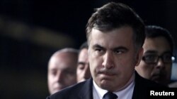 Бывший глава государства будет задержан сразу после пересечения границы Грузии, если он возвратится в страну. Во внутренний розыск Саакашвили был объявлен после того, как суд вынес решение о его аресте в качестве меры пресечения